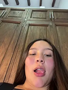 Cami_222's Live XXX Chat