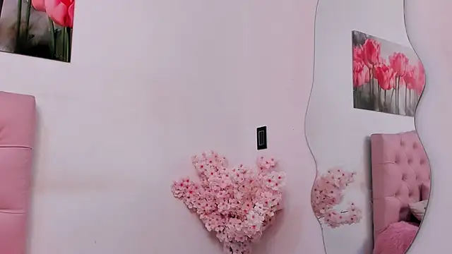 pinky_f00x's Live XXX Chat