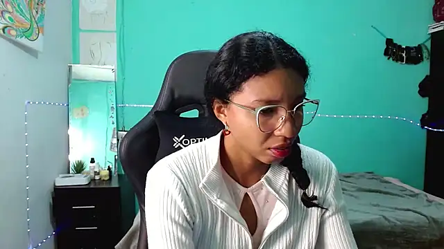 sensitive_brunette live XXX chat