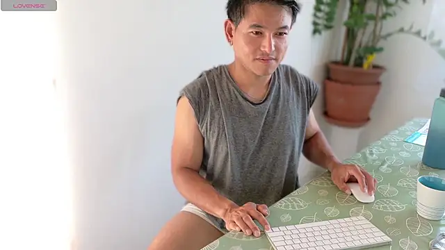 צ'אט XXX בשידור חי של AsianBoy_Sunny