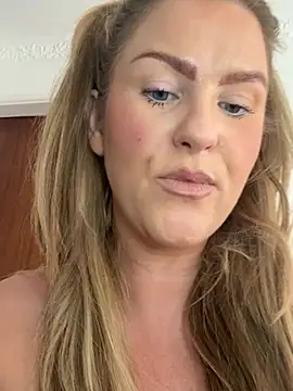 XXX chat uživo modela CharleighBaker