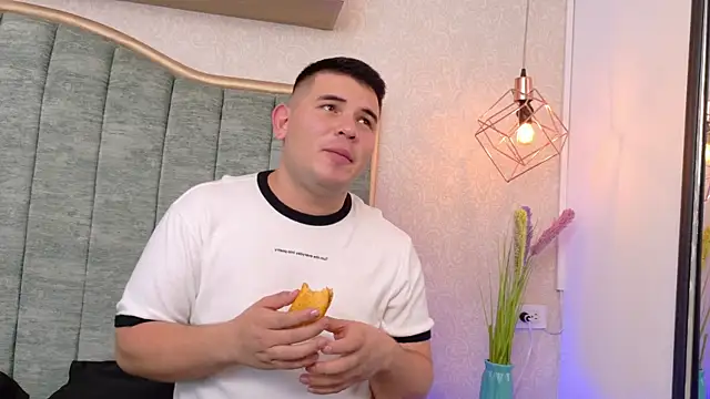 AdrianLust élő XXX-chatje