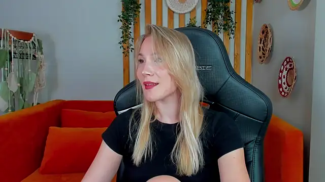 Chat XXX en directo de ElaraVoltage