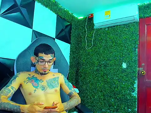 Boy_tatto77: απευθείας συνομιλία ΧΧΧ