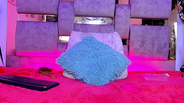 Natasha-Adams 现场XXX聊天