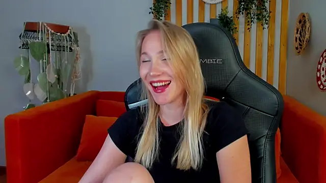 ElaraVoltage's Live XXX Chat