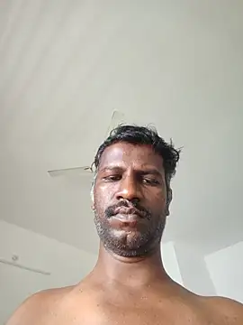 ParamkeerthiのライブXXXチャット