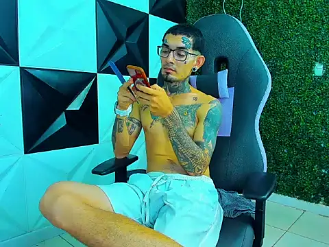 Boy_tatto77 XXX чат на живо