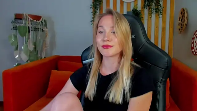 ElaraVoltage's Live XXX Chat