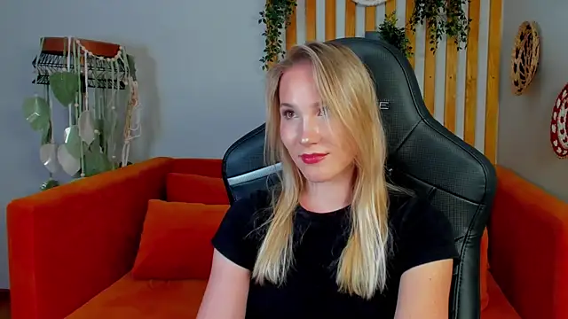 ElaraVoltage élő XXX-chatje