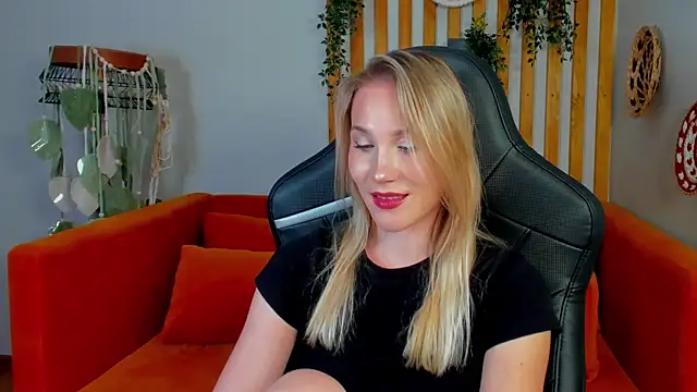 ElaraVoltage live XXX chat