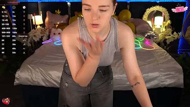 FoxyShy live XXX chat