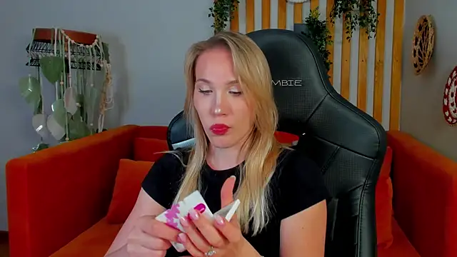 ElaraVoltage Live XXX Chat