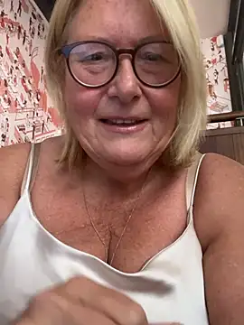 MoistCurveyChanel Pertunjukan Webcam