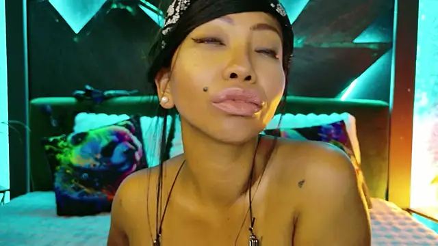 ElyaQuinn's Live XXX Chat