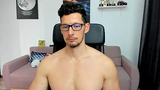 צ'אט XXX בשידור חי של BrutusK08