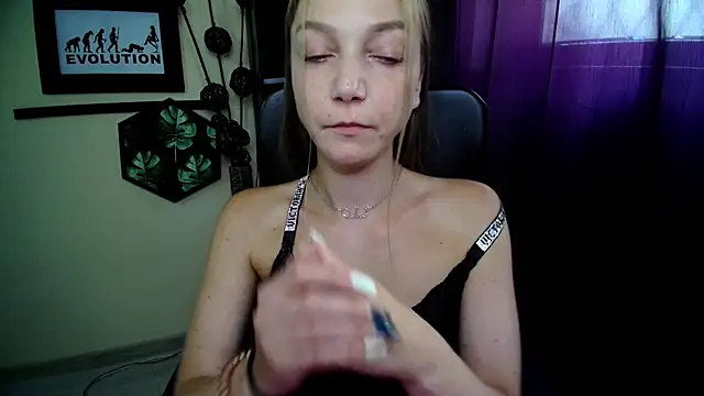 צ'אט XXX בשידור חי של EmillyPlay