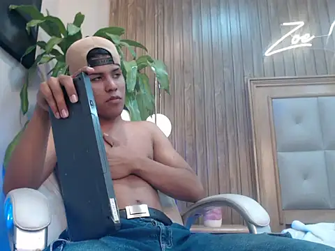 Colby_driscoll élő XXX-chatje