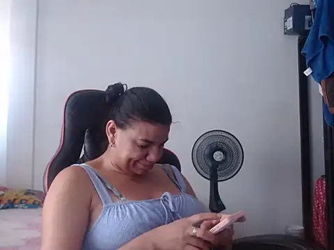 Chat +18 de Adriana_0312 ao vivo