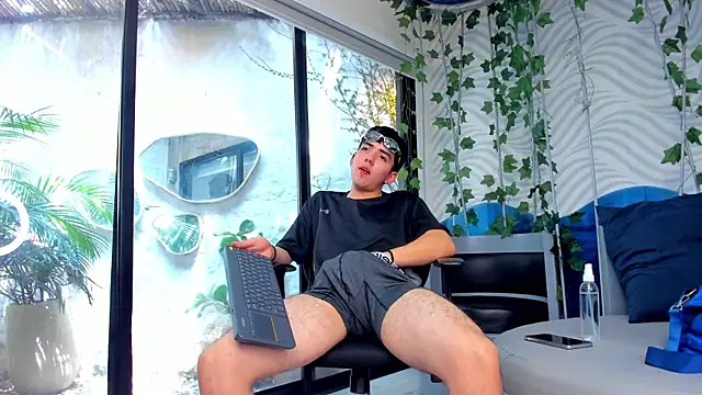 AxelStong live XXX chat