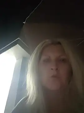 DivineblondのライブXXXチャット