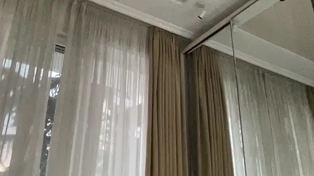 XXX chat uživo modela Rineliadi
