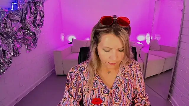 دردشة NicoleHitman الجنسية المباشرة