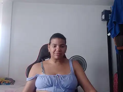 Chat +18 de Adriana_0312 ao vivo