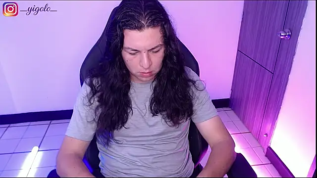 Yigolo__: διαδικτυακό σόου στην κάμερα