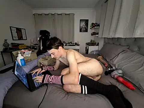 Smelly-Ewan-stinks Live XXX-Chat