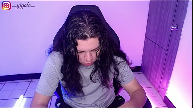 צ'אט XXX בשידור חי של Yigolo__