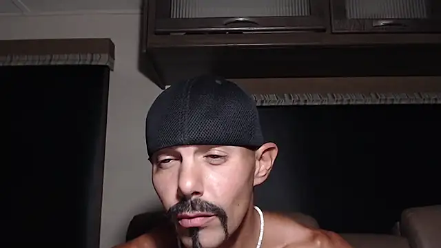 ThickD2C élő XXX-chatje