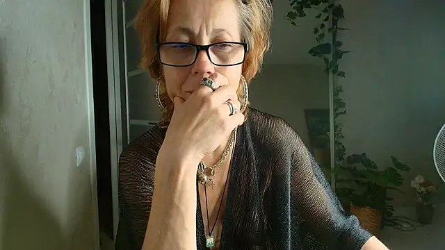 LioraWeiss' Live XXX Chat