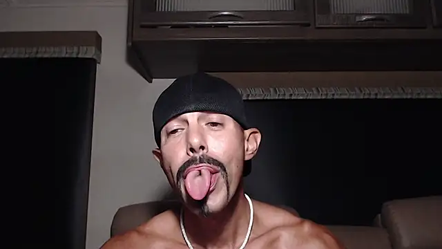 ThickD2C élő XXX-chatje