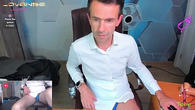 SteveTiger élő XXX-chatje