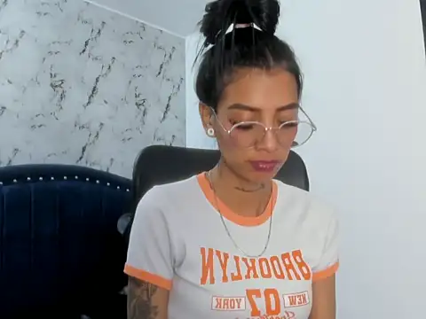 KarlaSlutSkinny__ Chat XXX in diretta