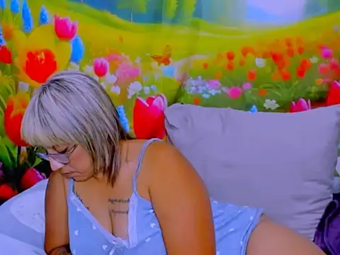 indianroxy Adlı Modelin Canlı XXX Sohbeti