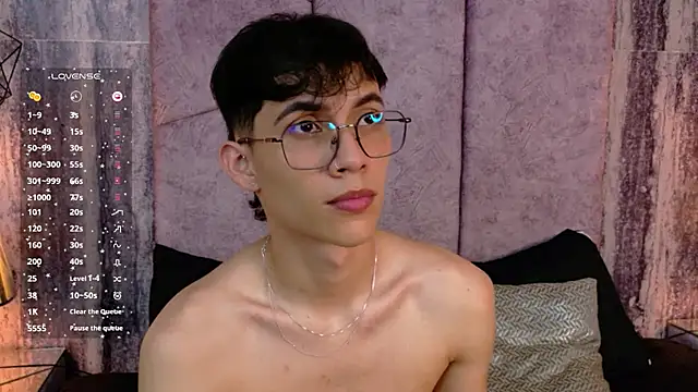 AronTawers' Live XXX Chat