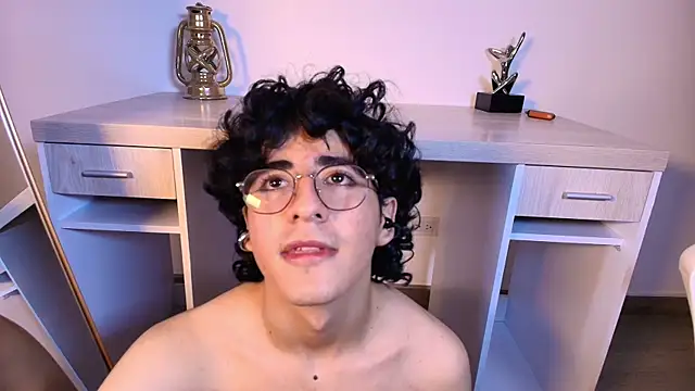 ElliotNoir Chat XXX in diretta