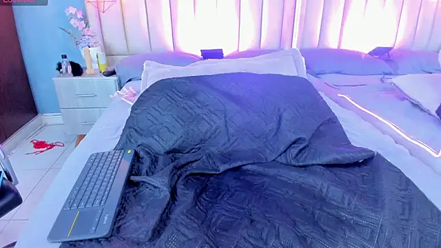 Czat XXX na żywo – Charlothe_01