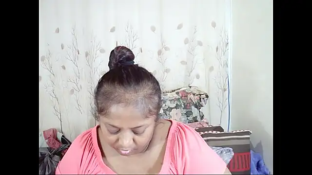 Indiantasha Adlı Modelin Canlı XXX Sohbeti