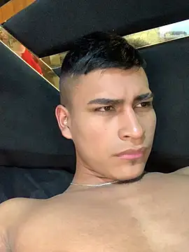 Онлайн чат XXX Emiliano_Reyes