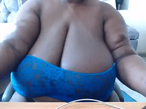 XXX chat uživo modela BIG_BOOBS_ASS_QEEN