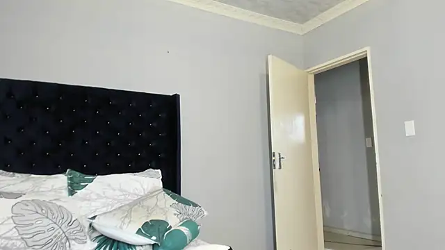 ConnieSmall24n Live chat-huone