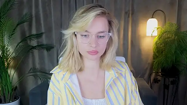 NoraMoreau's Live XXX Chat