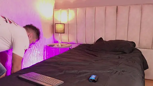 XXX chat uživo modela OliverWyse