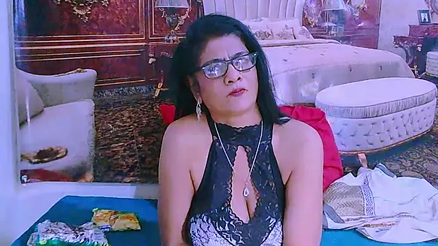 IndianAllure Adlı Modelin Canlı XXX Sohbeti