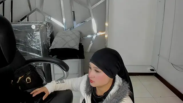 Catherinee69_x Adlı Modelin Canlı XXX Sohbeti