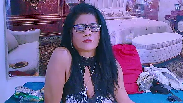 IndianAllure Adlı Modelin Canlı XXX Sohbeti