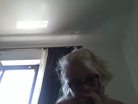 EmaNyx Chat XXX live